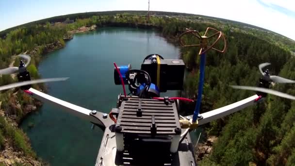 Vliegen drone met camera filmen lake. POV clip — Stockvideo
