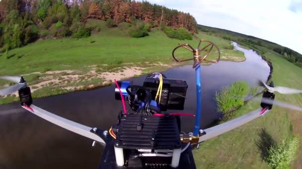 Drone volador con cámara filmando la naturaleza con el río. Clip POV — Vídeos de Stock