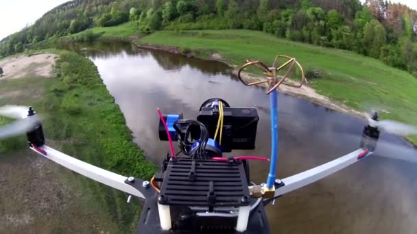 Flygande drone med kameran filmar liten flod. POV klipp — Stockvideo