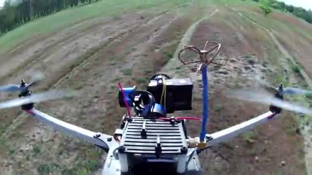 Muy rápidamente avión no tripulado con cámara. Clip POV — Vídeos de Stock