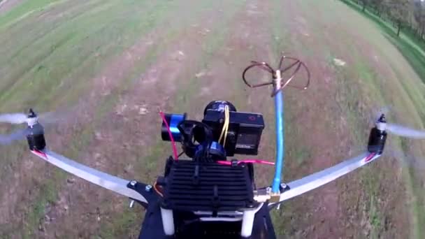 Vuelo muy rápido con drones y operadores. Clip POV — Vídeo de stock