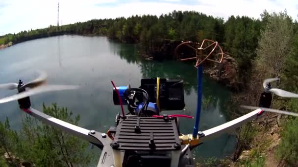 Drone in vlucht over meer in canyon in mooie dag. POV clip — Stockvideo