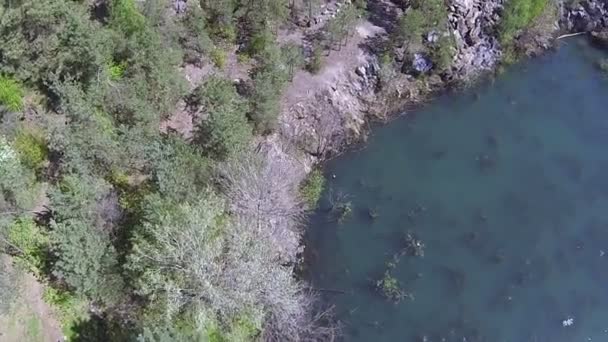 Bellissimo canyon con lago e bosco. Panorama aereo POV — Video Stock