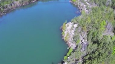 Kanyon Gölü ile güzel odunsu sahil. Hava Pov