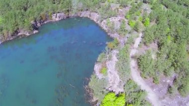 Göl ve ahşap ile güzel Kanyon. Hava Pov
