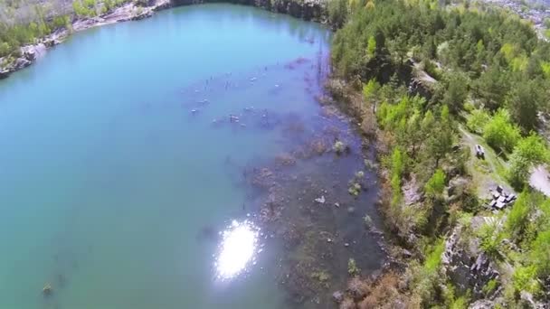 湖と峡谷で太陽の反射。空中ハメ撮りクリップ — ストック動画