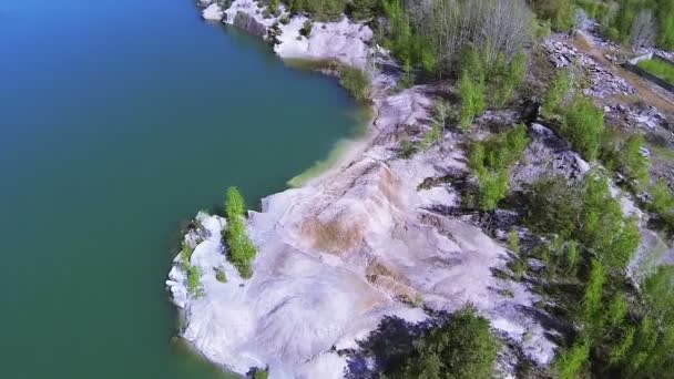 Costa bonita rochosa em cânion com lago. Clipe POV aéreo — Vídeo de Stock