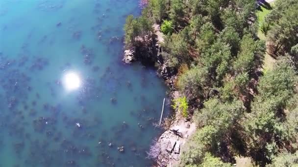 Reflexão do sol na água azul do lago cânion. POV aéreo — Vídeo de Stock