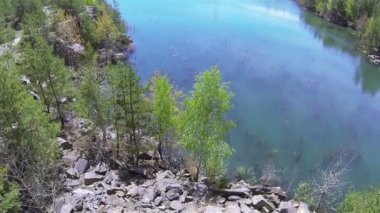 Göl ile taş kayalık kıyıları. Hava sinek manzara