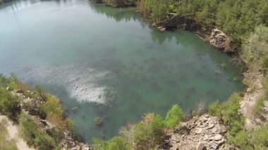 Göl ile taş kayalık kıyıları. Hava yanal sinek