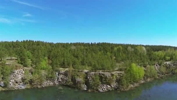 Côte rocheuse du lac avec du bois. Paysage de mouches aériennes 