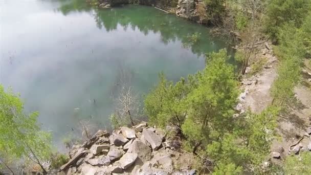 Klippiga kusten av sjön med boulder, s. Antenn — Stockvideo
