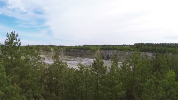 石のパワー ショベルの生産でピットを飛ぶ。空中 — ストック動画