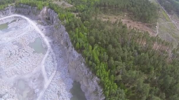 fosse sur la production de pierre avec des pelles. Panorama aérien supérieur 
