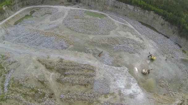 fosse sur la production de pierre avec des pelles. Panorama aérien supérieur 