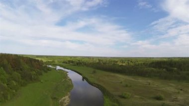 Gökyüzü, nehir ve alan ağaçlarla peyzaj. Hava