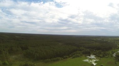Nehir, göl, yükseklik ahşap ile doğa panorama. Hava