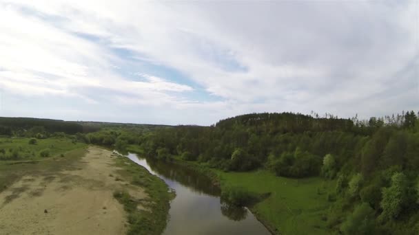 Vol au-dessus d'un champ avec des arbres et une rivière au printemps. Aérien — Video