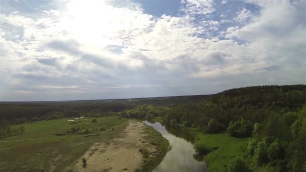 Landskap med sky, floden och fält med träd. Antenn — Stockvideo