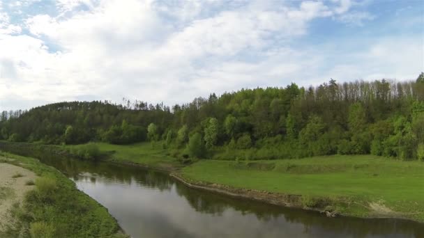 Říčka v zeleném poli. Antény — Stock video