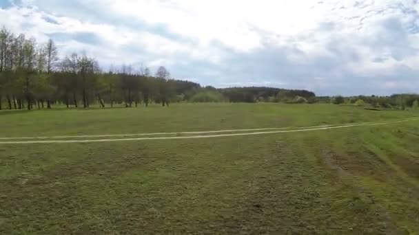 Snelle vlucht op lage hoogte. Luchtfoto — Stockvideo