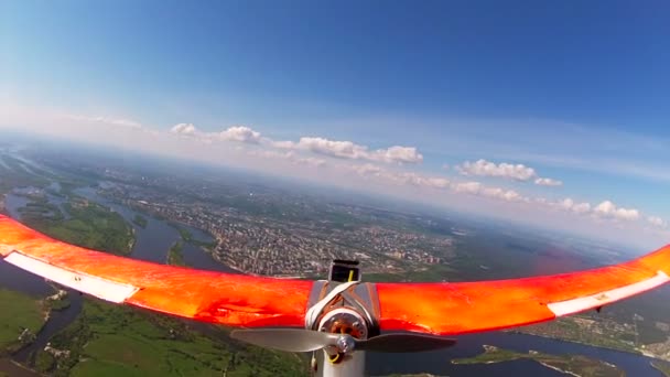 Drone en vuelo sobre el lago en el cañón en buen día. Clip POV — Vídeos de Stock