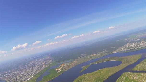 Krajina s řeky, jezera, města. Antény, střelba z výšky 1 kilometr — Stock video