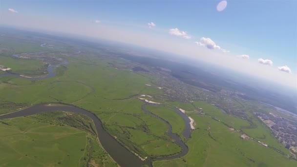 Krajina s řeky, jezera, města. Antény, střelba z výšky 1 kilometr — Stock video