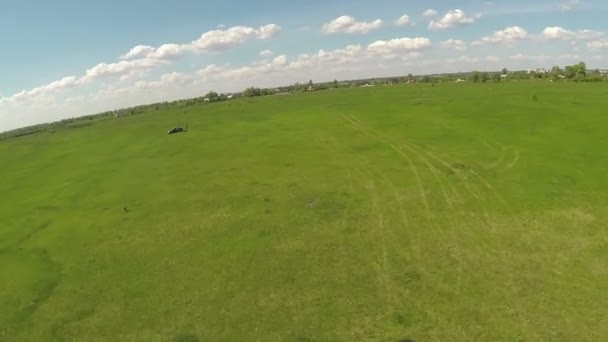 Flymodel (drone) landing. Antenne POV visning – Stock-video