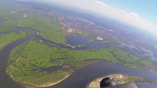 Kamera filmt Landschaft aus einer Drohne in 1,5 Kilometern Höhe. Mehr dazu lesen Sie hier — Stockvideo