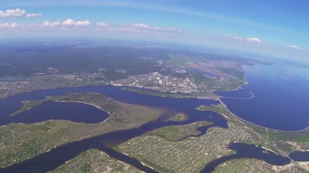 Landschap met beurt op hoogte van 2 kilometer. Slow motion Pov luchtfoto — Stockvideo