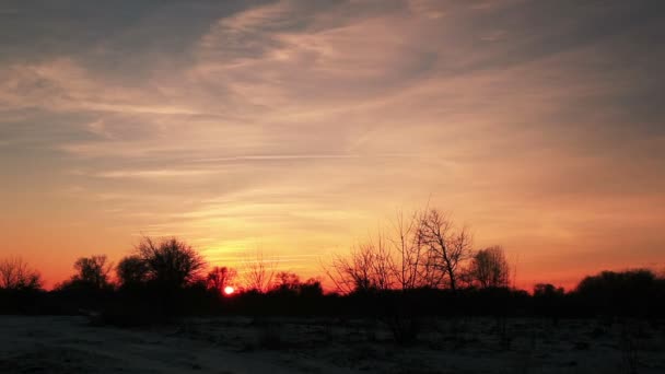 Wolken in sombere rode hemel zonsondergang. Time-lapse — Stockvideo