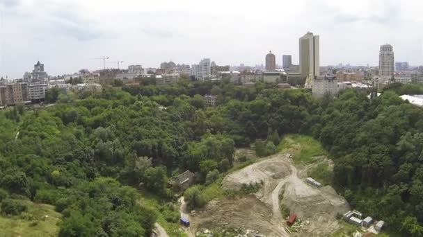 Красивый жилой квартал. Авиационная панорама Киева, столицы Украины — стоковое видео