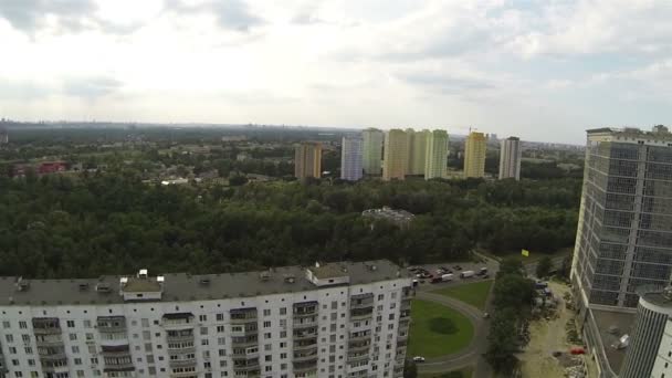 Обычный жилой квартал. Авиационная панорама Киева, столицы Украины — стоковое видео