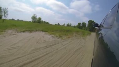 Binek otomobil yeşil alan yolu üzerinde. POV klip