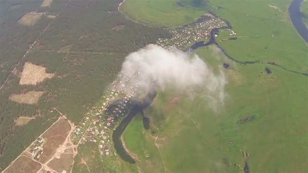 Penerbangan nyata di awan. Klip FPV POV — Stok Video
