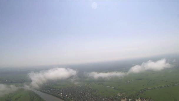 Un vero drone aereo che vola tra le nuvole. Clip FPV POV — Video Stock