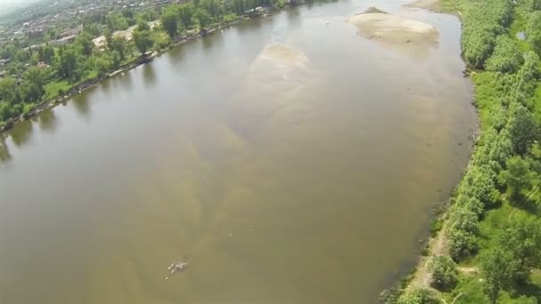 Реальний політ літака безпілотника над річкою . — стокове відео