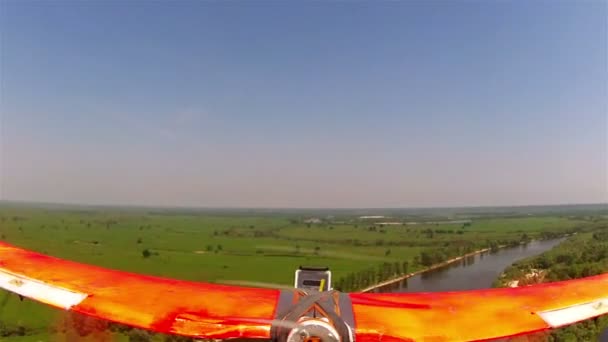 Vuelo en avión no tripulado sobre el río. POV FPV clip — Vídeos de Stock