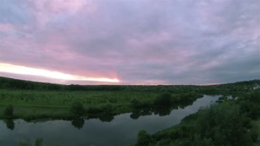 Aero manzara ile akşam nehir ve bulutlar. Hava