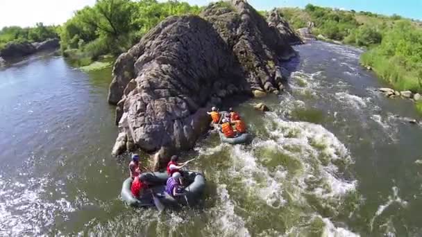 Bir grup insan nehirde rafting üzerinde eğleniyor. Havadan görünümü — Stok video