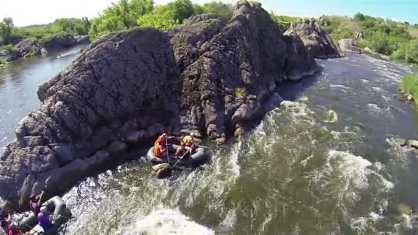 Bir grup insan nehirde rafting üzerinde eğleniyor. Havadan görünümü — Stok video