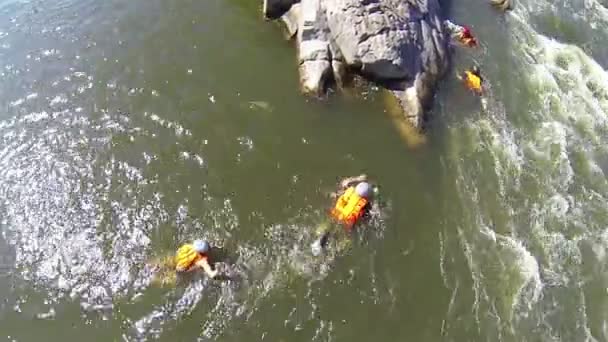 People in life jackets in mountain river. Aerial top — Stock Video