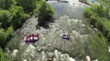 Turistlerle Nehri üzerinde tekne. Takım rafting hava Üstten Görünüm