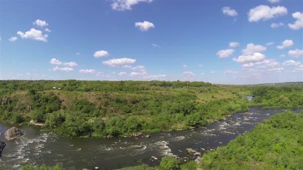 Hermoso río con remolinos y cielo azul con nubes. Antena — Vídeos de Stock