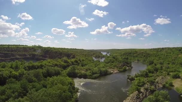 Prachtige rivier met whirlpool en blauwe hemel met wolken. Luchtfoto — Stockvideo