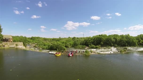 Река и туристы с лодками для сплава. Вид с воздуха — стоковое видео