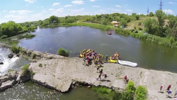 Rivier en toeristen met boten voor legering. Luchtfoto — Stockvideo