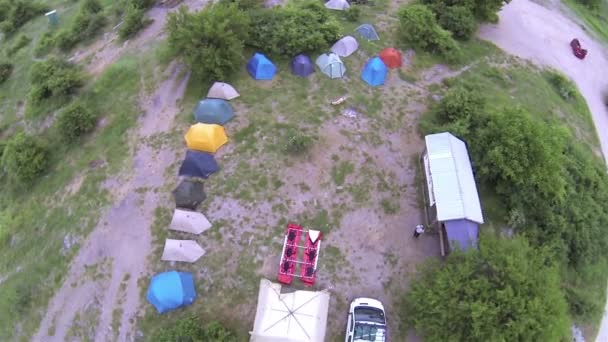 Tourist camp med tält från höjd. Flygfoto — Stockvideo