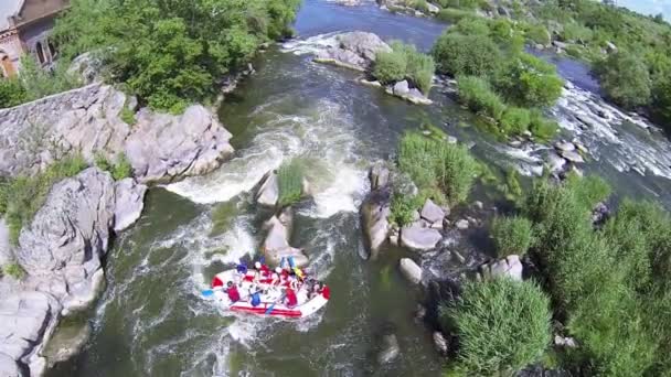 Rivier en toeristen met boten raften. Luchtfoto bovenaanzicht — Stockvideo